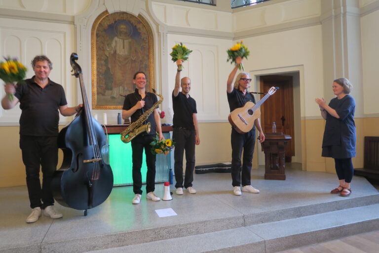 Der Kirchsaal swingte mit den „Akustischen Vier“